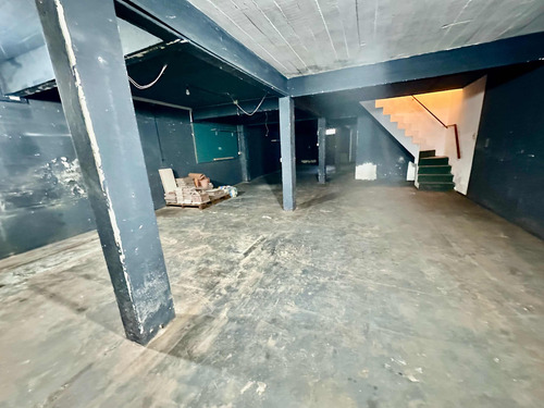 Excelente Ubicaciòn ! A Pasos Del Club Malvìn, Toda En 1 Planta Garage Para 5 O 6 Autos!