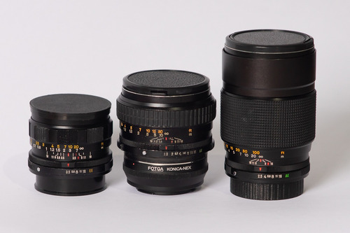 Imagem 1 de 8 de Kit 03 Lentes Konica 28mm F/3.5 + 57mm F/1.2 + 135mm F/2.5