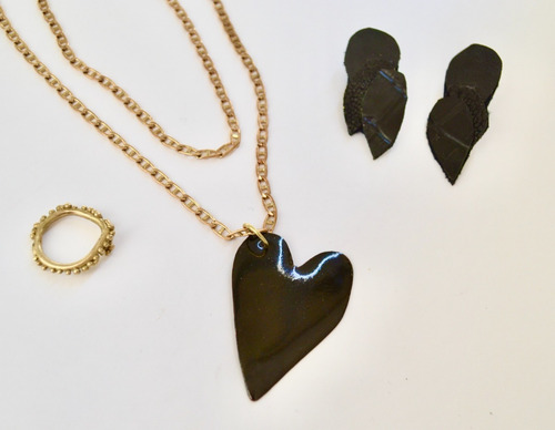 Imagen 3 de 4 de Collar Largo Con Dije Corazon Negro Y Cadena De Bronce, Cod1