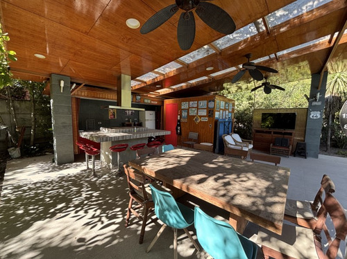 Gran Casa Con Terreno De 2016 M2 En Excelente Ubicación