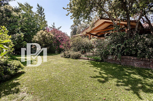 Casa En Venta En Condominio De 5 Dorm. En Las Condes