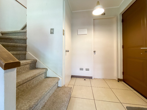 Arriendo De Hermosa Casa Amoblada En Condominio Los Encinos.