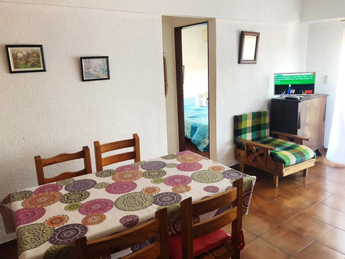 Imagen 4 de 10 de Vendo Departamento De Dos Amb Al Frente C/ Cohera Cubierta!!