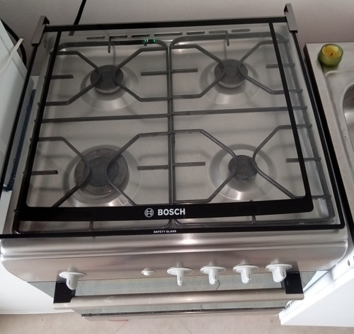 Cocina A Gas. Cuatro Hornillas, Marca Bosh. Usada. (Usado)