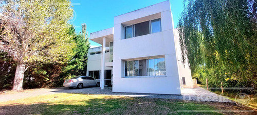 Casa En Venta De Cuatro Ambientes Con Piscina En Abril Club De Campo