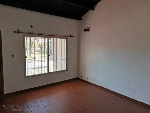 Casa En Alquiler, 2 Dorm, 1 Baño, Jardín Al Frente, Cochera, La Teja.