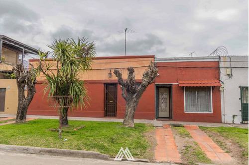 Venta De Dos Casas + Apto. Al Fondo En Pando 