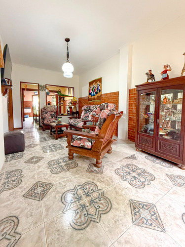Venta Chalet 4 Ambientes, 3 Dormitorios, Garage, Quincho, Parque, Barrio La Florida