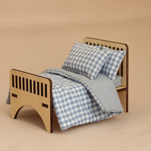 Cama De Madera En Miniatura Para Casa De Muñecas A Tartán