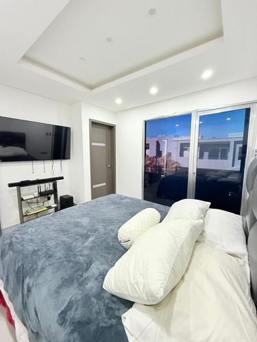 Lujoso Town House/ C.r Costanera Village, Nueva Barcelona