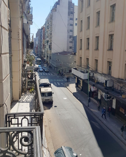 Imagen 15 de 30 de Uruguay Al 100. Semipiso. 3 Ambientes. 2 Dormitorios. Superficie 60 M2. Piso 2. Al Frente A La Calle. Balcón. Detalles De Categoría. Pisos De Roble De Eslavonia Con Guardas En Recepción Y Dormitorios.