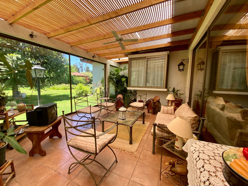 Amplia Casa Con Jardín Formado En Condominio Consolidado