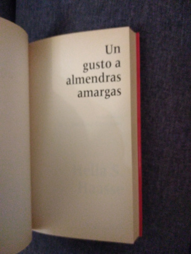 Un Gusto A Almendras Amargas Hella Hassd (Usado)