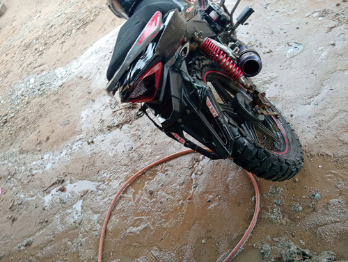 Motocicleta Negra, Con Detalles Estéticos, Motor Al 100
