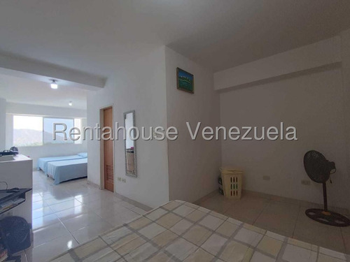 Apartamento En Venta Duplex En Urbanización Andrés Bello Maracay Zona Norte Con Pozo De Agua Nela 25-16098