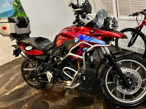 Bonita F700 Edición Especial, Escape Akaprovich Caja Givi,