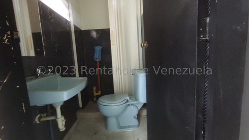 En Alquiler Constituida Por Una Edificación De Tres Niveles, En Su Primera Planta Un Amplio Deposito Ideal Para Establecer Su Empresa 24-2083 Irrr