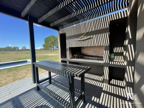 Se Vende Gran Casa En La Zona De El Quijote, En La Barra De 4 Dormitorios.