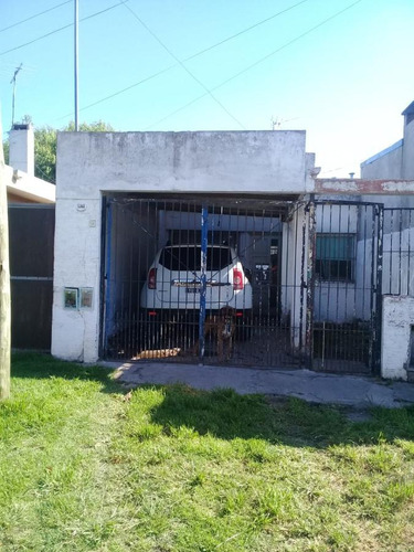 Casa En Venta - 2 Dormitorios 1 Baño - Quincho Patio - A Refaccionar - 138.5mts2 - Mar Del Plata
