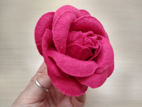 Flor De Tela Fucsia Con Prendedor