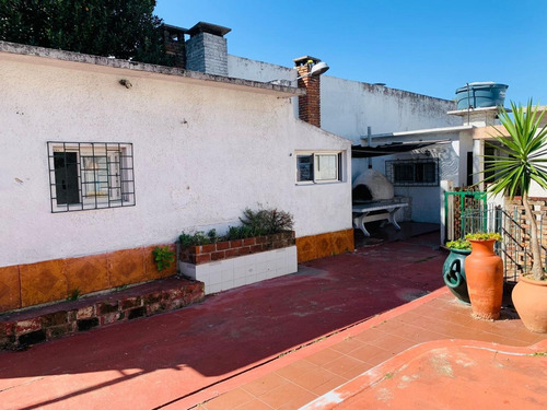 Imagen 4 de 28 de Muy Buena Casa, Construcción De Época, Con Potencial Para Reciclaje.