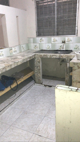 Imagen 2 de 4 de Departamento Pequeño Frente A Estación De Metrovía