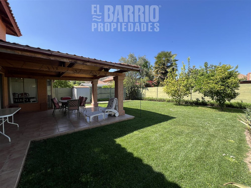 Casa En Venta De 5 Dorm. En Colina