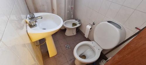 En Venta En Caseros Casa Sobre Lote Propio De 4 Ambientes 2 Baños En Dos Plantas Con Amplio Lote De Terreno F: 9591