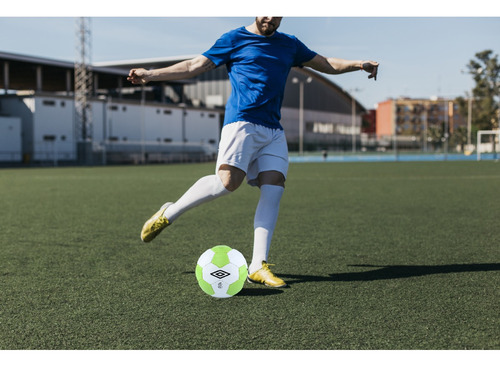 Pelota De Futbol Oficial Umbro Clasic N°5 Entrena Con Estilo