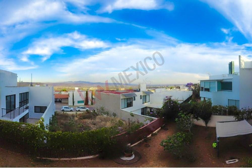 ¡encantadora Casa En Venta Con Amplio Jardín Y Excelente Vista Al Lago En Lomas De Gran Ja...