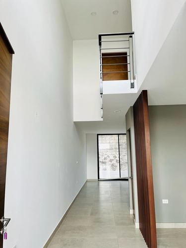 Estrena Casa En Lomas De Juriquilla, 4 Recamaras, Una En Pb, 4 Baños, Jardín