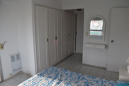 Cerca De La Zona Del Puerto Con Amplio Living Comedor- Ref: 5707