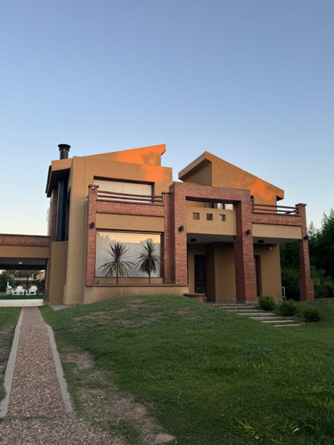 Hermosa Casa En Venta En El Country San Isidro- Villa Allende