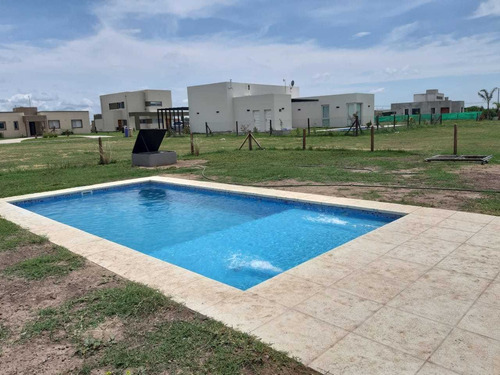 Casa Con 3 Dormitorios Y Pileta En La Alameda, Canning