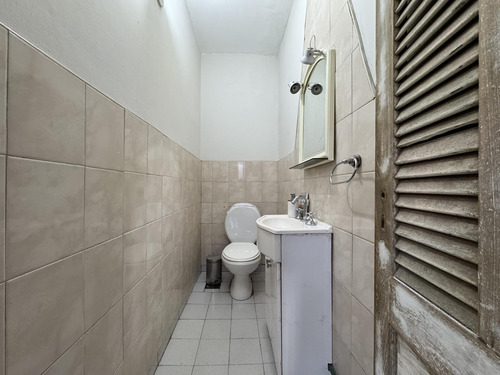 Casa De Pasillo Unica A La Venta 2 Dormitorios Con Patio Y Terraza En El Centro