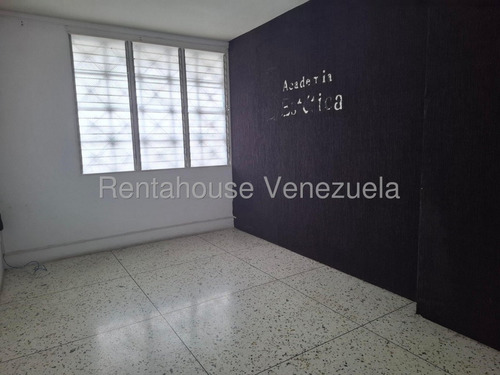María Martínez Alquila Espacioso Local Comercial, Al Este De Barquisimeto, Piso De Granito, Ideal Para Centro Médico, Brinda Seguridad, Fácil Acceso.