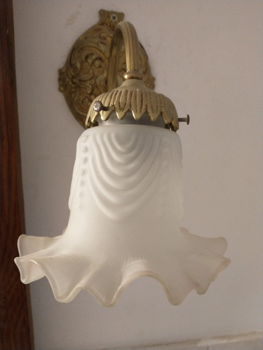 Imagen 4 de 4 de Antiguo Aplique De Bronce Con Tulipa De Opalina