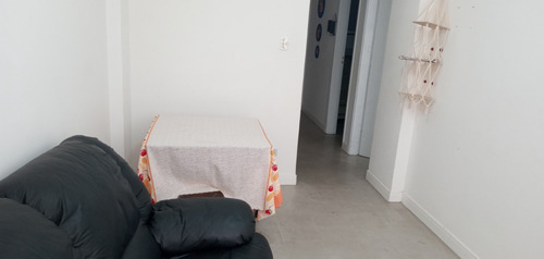 Apartamento De 1 Dormitório. Prédio Com Elevadores. No Centro Do Bairro!!
