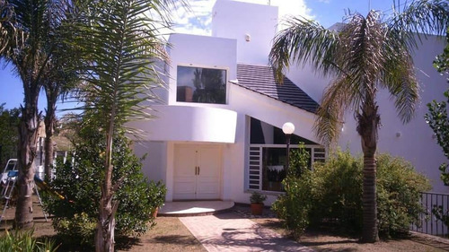Imagen 2 de 28 de Casa En Venta 3 Dormitorios - Villa Del Lago - Carlos Paz