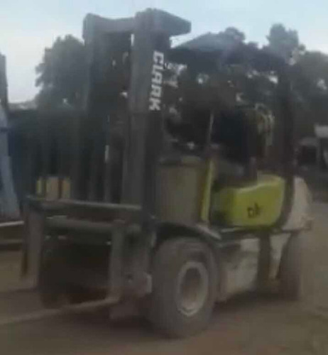 Imagen 4 de 12 de Autoelevador Clark 2,5tn Diesel C/desplazador Envios Al Pais