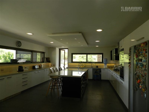 Casa En Venta De 5 Dormitorios En Colina