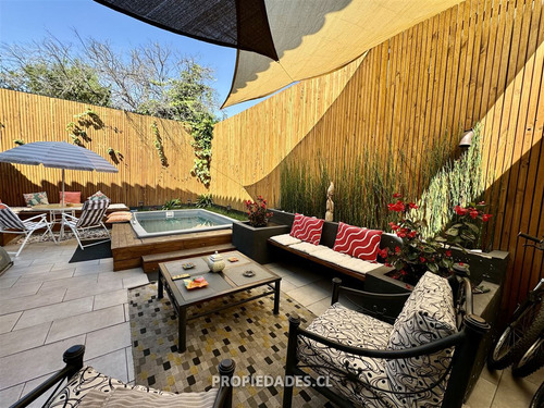 Casa En Venta De 4 Dorm + Servicio En Las Condes