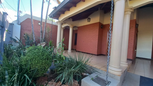 Vendo Casa A Una Cuadra De La Avda. Irrazábal, Centro: 4 Habitaciones Y 4 Baños.