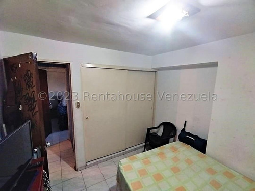 Vendo Apartamento En Zona Centro De Maracay (lopez Aveledo), Código 24-21852 Cm