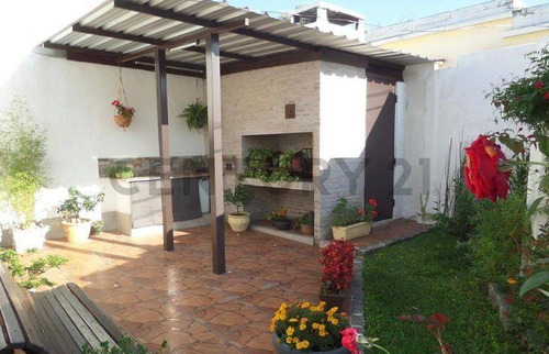 Casa En Prado, Pasos De Millan, 2 Dormitorios, Jardin, Cochera, Acepta Banco