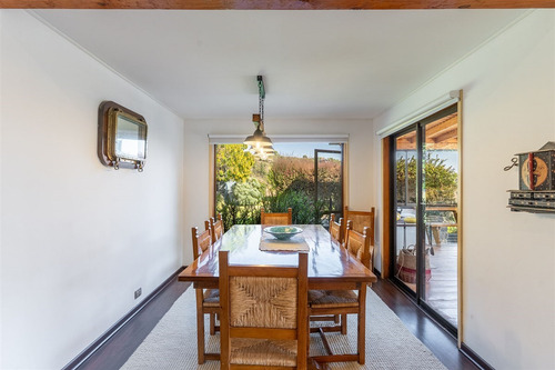 Cómoda Casa Con Distintos Ambientes Interiores Y Exteriores