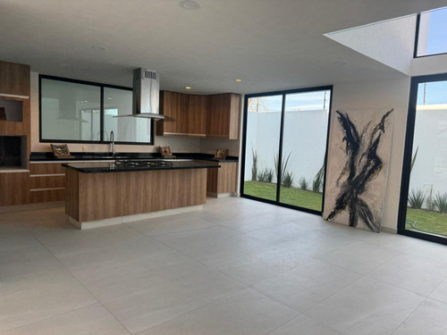 Exclusiva Casa En Venta, Moderna Casa Amplia Con Excelente Ubicación En La Exclusiva Zona Residencial De Metepec