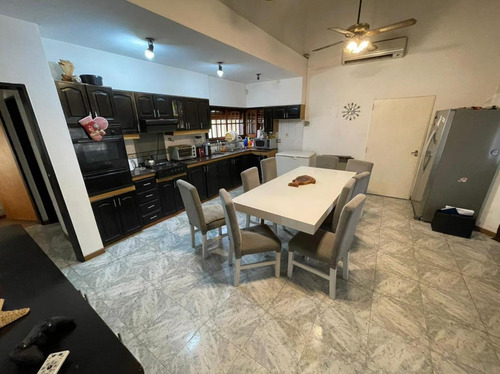 Imagen 3 de 13 de En Venta | Importante Propiedad De 2 Pisos Con Pileta En Moreno Sur | A Pocas Cuadras De La Estacion Y Del Centro Comercial