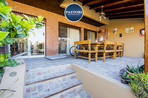 Venta De Casa De 6 Amb, Gge P/2 Autos Y Patio Quincho Pil