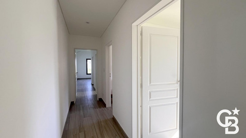 Casa 3 Dormitorios Y Playroom En Santo Tomás Pilar